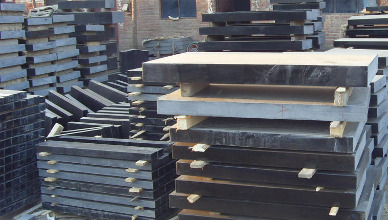 Black granite blocks yard inspection for custom cemetery memorial factory production Black granite blocks yard inspection for custom cemetery memorial factory production