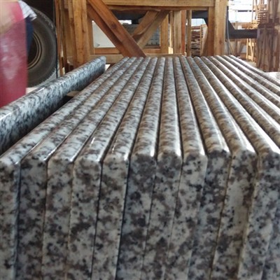 G439 Sive in bele granitne plošče